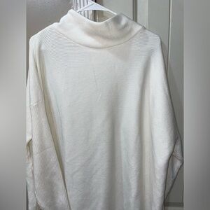 Lillusory white turtle neck sweater